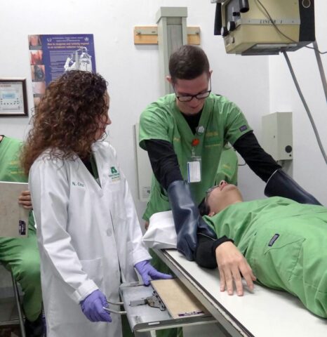 estudiantes sacando placa